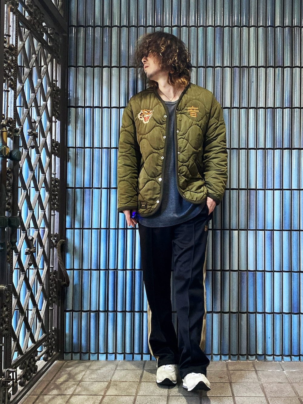 「glamb、NEEDLES、needles トラックパンツ、ニードルス、ニードルズ、トラックパンツ、ラインパンツ、ベトジャン、スカジャン、ニードルストラックパンツ、ミリタリージャケット、ミリタリーコーデ、ライナージャケット、ライナーコート、ミリタリーコート」｜「glambのアイテム（ミリタリージャケット、グリーン系）」を使った、KEITA(ΦωΦ)さん（メンズ・182cm）の冬コーディネートの4枚目の写真