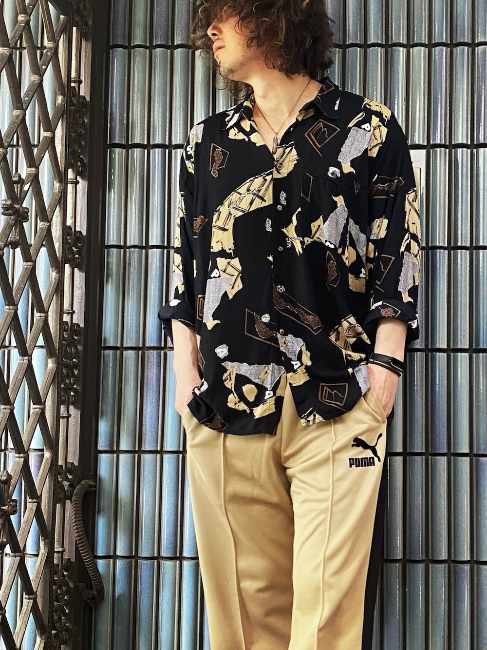 「古着MIX、夏コーデ、テーマパークコーデ、さらっと晴れやかスナップ、古着コーデ、古着、PUMA、プーマ、sublime、トラックパンツ、チンピラ、柄シャツ、ガラシャツ、アロハシャツ、アロハシャツコーデ」｜「PUMAのPUMA プーマ メンズ T7 トラックパンツ ワイド（その他パンツ、ベージュ系）」を使った、KEITA(ΦωΦ)さん（メンズ・182cm）の夏コーディネートの2枚目の写真
