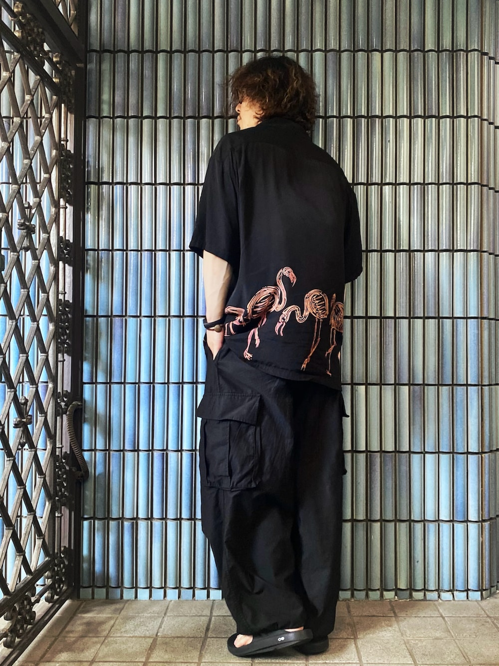「古着MIX、alohablossom、アロハシャツ、アロハ柄、アロハブロッサム、NEEDLES、ニードルス、ニードルズ、カーゴパンツ、カーゴパンツコーデ、ヒザデルパンツ、oofos、OOFOS、フラミンゴ、オールブラック」｜「aloha blossomのアイテム（シャツ/ブラウス、ブラック系）」を使った、KEITA(ΦωΦ)さん（メンズ・182cm）の秋コーディネートの4枚目の写真