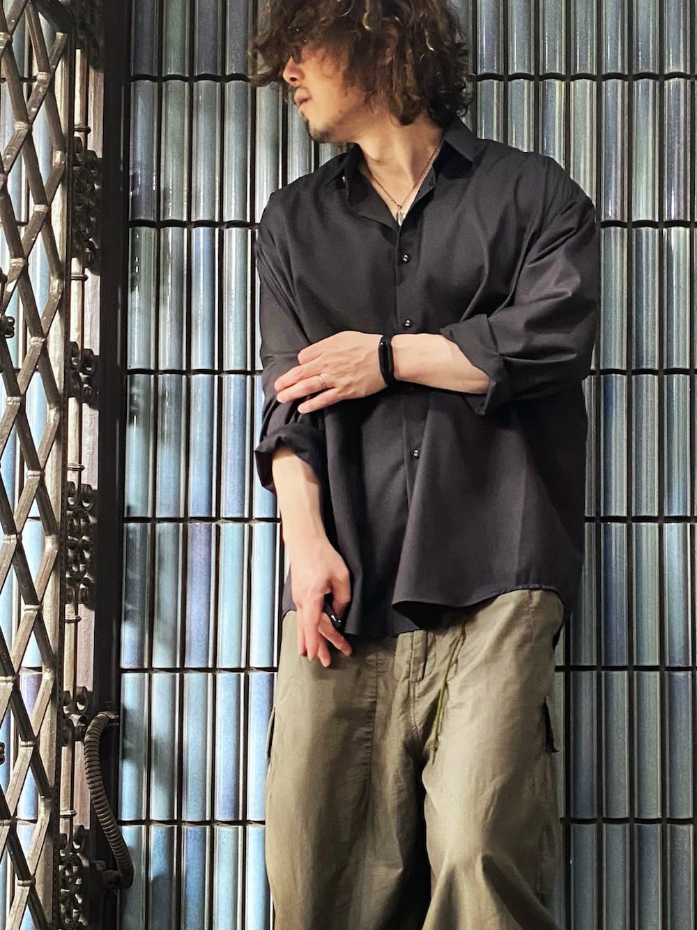 「シャツ好き集まれ、夏コーデ、NEEDLES、ニードルス、ニードルズ、カーゴパンツ、カーゴパンツコーデ、ヒザデルパンツ、nano・universe、nanouniverse、ミリタリー、ミリタリーコーデ、ミリタリーパンツ、シャツスタイル、シャツコーデ」|「Needlesの<NEEDLES> BDU PT/パンツ □□(カーゴパンツ、グリーン系)」を使った、KEITA(ΦωΦ)さん(メンズ・182cm)の夏コーディネートの2枚目の写真