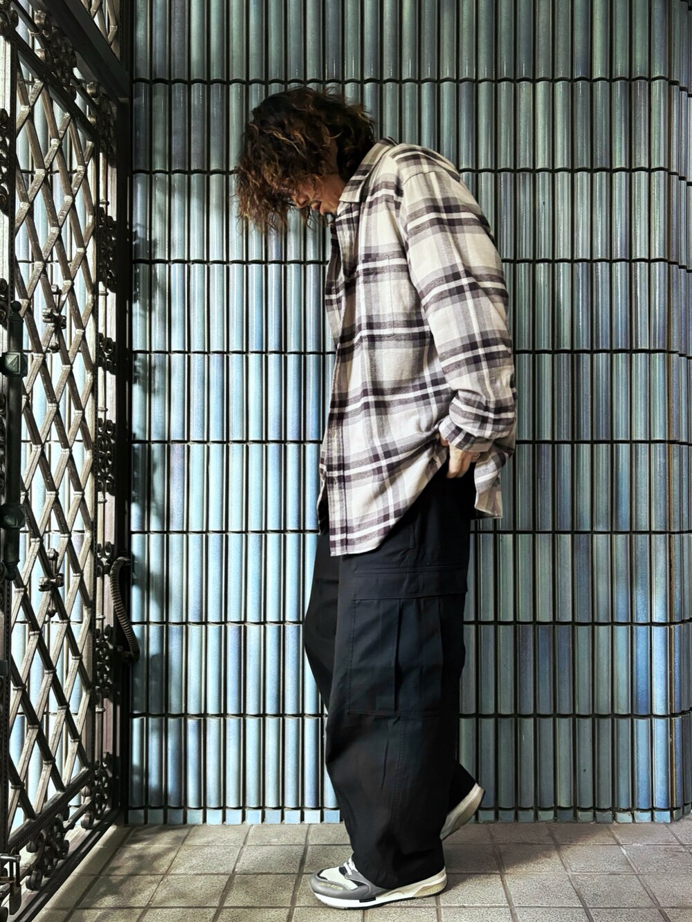 「チェックシャツ、柄シャツ、ネルシャツ、ネルシャツチェック、カーゴパンツ、カーゴパンツコーデ、JW Anderson x UNIQLO、UNIQLO JW ANDERSON、ユニクロコーデ、フリークスストア、フリークスストア(FREAK'S STORE)、FREAK’S STORE、長袖ポロシャツ、ミリタリーコーデ、淡色コーデ」|「UNIQLOのフランネルシャツ/チェック(シャツ/ブラウス、グレー系)」を使った、KEITA(ΦωΦ)さん(メンズ・182cm)の冬コーディネートの4枚目の写真