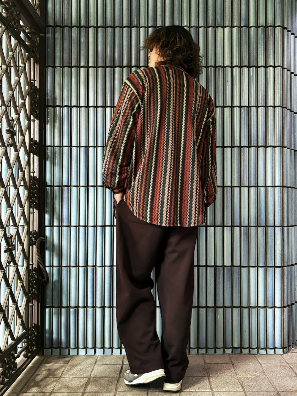「最近のいい感じコーデ、柄シャツ、ストライプシャツ、LUCY、WEGO、WEGOコーデ、UNIQLOC、ユニクロC、ユニクロシー、スウェットワイドパンツ、スウェットパンツ、ブラウンコーデ、古着MIX、古着コーデ、シンプルコーデ」｜「LUCYのLUCY/ストライプメッシュBIGシャツ（シャツ/ブラウス、その他）」を使った、KEITA(ΦωΦ)さん（メンズ・182cm）の秋コーディネートの4枚目の写真