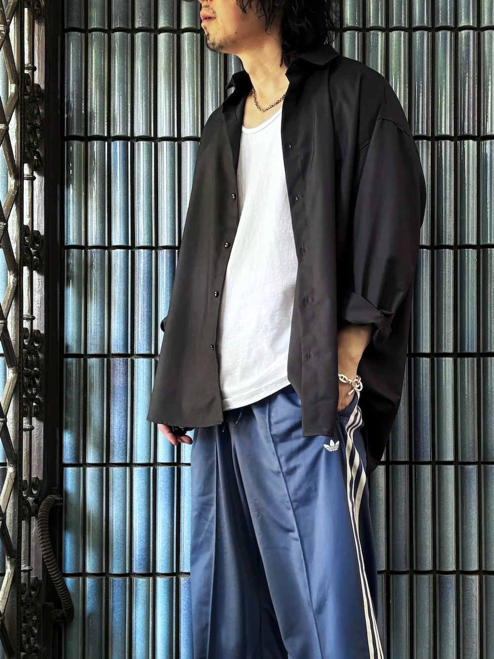 「モノトーン、スポーツミックス、シャツスタイル、白Tシャツ、adidas originals、アディダスオリジナルス、トラックパンツ、トラックパンツコーデ、Gildan、nano・universe、nanouniverse、ナノユニバース、ナノユニバース(nano・universe)、ベッケンバウアー、ラインパンツ」|「NANO universeのビッグドレープシャツ 長袖(シャツ/ブラウス、グレー系)」を使った、KEITA(ΦωΦ)さん(メンズ・182cm)の夏コーディネートの2枚目の写真