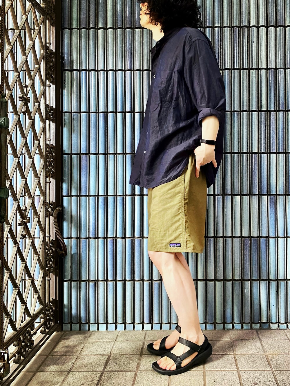 「リネンシャツ、パタゴニア、パタゴニアコーデ、patagonia、ハーフパンツ、ショートパンツ、バギーズショーツ、バギーズロング、オーバーサイズシャツ、teva、30代メンズファッション、40代ファッション、30代コーデ、40代コーデ、30代ファッション」|「UNIQLOのリネンコットンスタンドカラーシャツ(長袖)(シャツ/ブラウス、ブルー系)」を使った、KEITA(ΦωΦ)さん(メンズ・182cm)の夏コーディネートの4枚目の写真