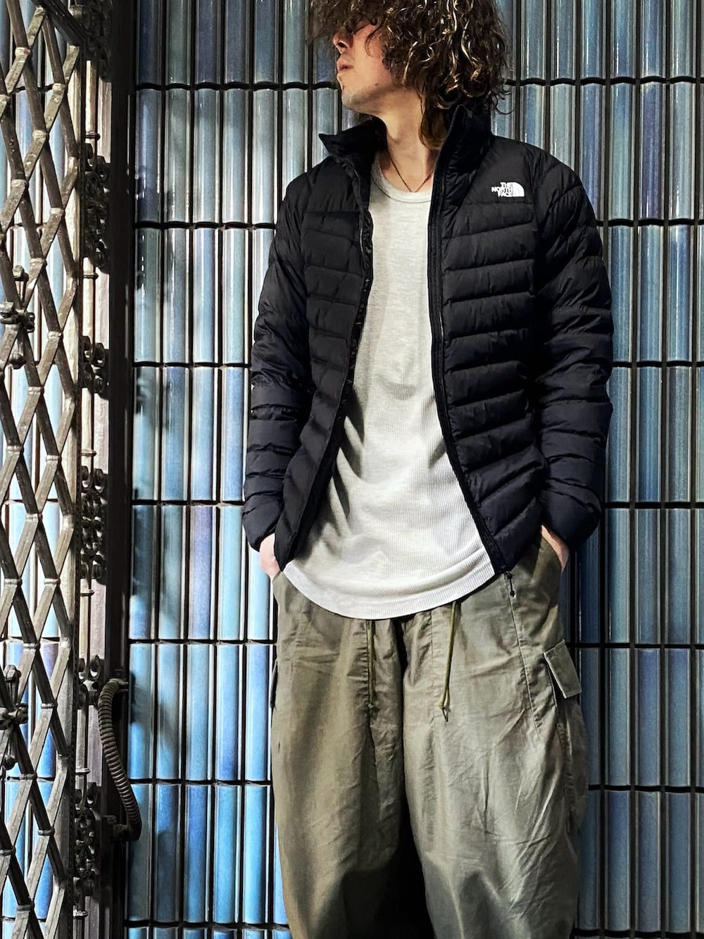 「冬を彩る色いろコーデ、サンダージャケット、ノースフェイス、THE NORTH FACE、NEEDLES、ニードルス、ニードルズ、ヒザデルパンツ、カーゴパンツ、カーゴパンツコーデ、インナーダウン、カーキ、カーキパンツ、モノマート、MONO-MART」|「THE NORTH FACEのThunder Jacket(ダウンジャケット/コート、ブラック系)」を使った、KEITA(ΦωΦ)さん(メンズ・182cm)の冬コーディネートの2枚目の写真