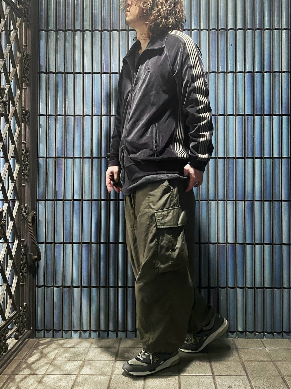 「冬を彩る色いろコーデ、NEEDLES、ニードルス、ニードルズ、トラックジャケット、トラックトップ、ヒザデルパンツ、カーゴパンツ、カーゴパンツコーデ、ジャージ、ベロア、needlesトラックジャケット、スポーツミックス、MONO-MART、ワイドカーゴパンツ」｜「NeedlesのLOFTMAN別注 Track Jacket-C/PE Velour（ジャージ、グレー系）」を使った、KEITA(ΦωΦ)さん（メンズ・182cm）の冬コーディネートの4枚目の写真