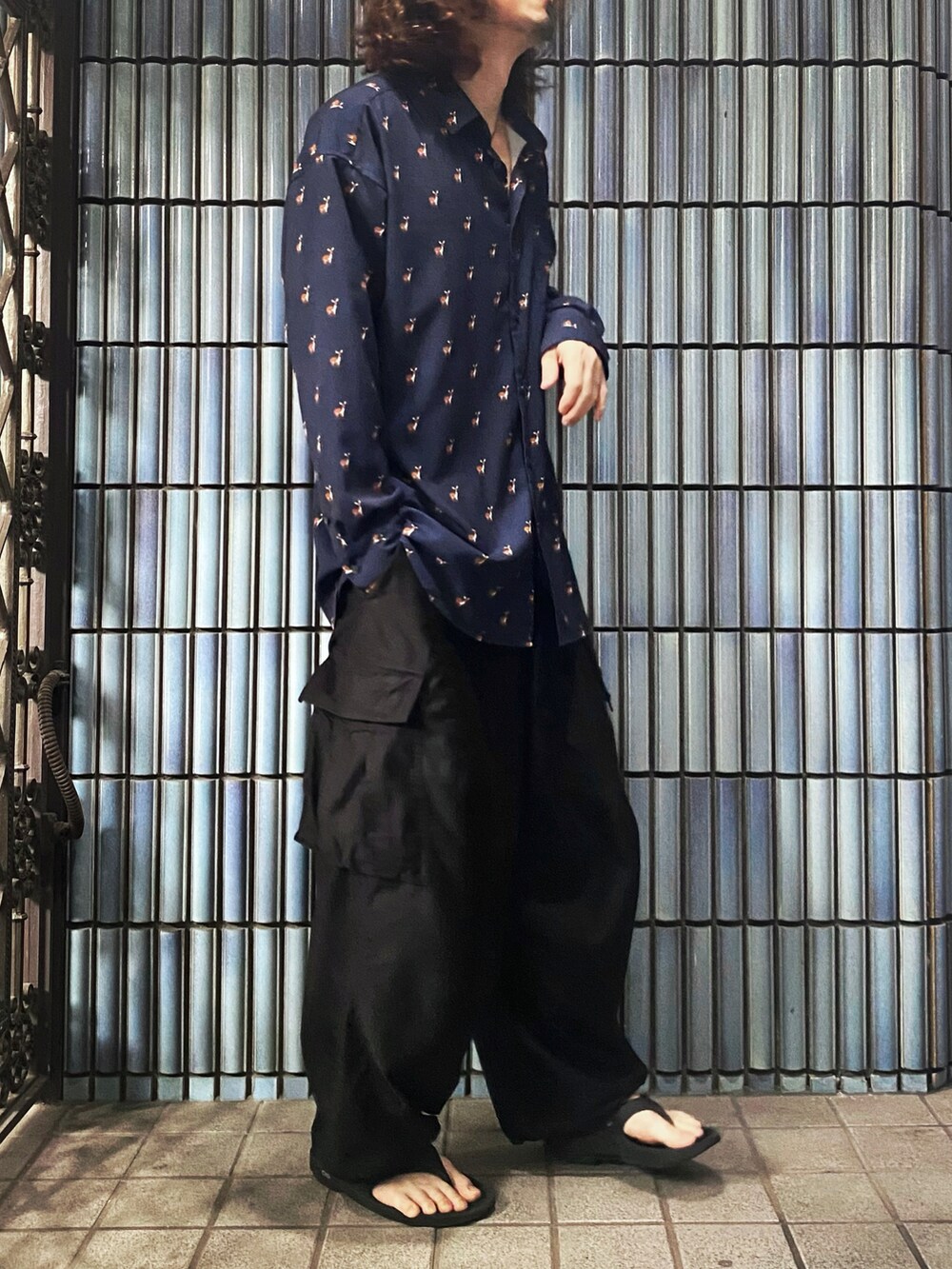 「KEITA MARUYAMA、ケイタマルヤマ、ニードルズ、ニードルス、NEEDLES、カーゴパンツ、カーゴパンツコーデ、ヒザデルパンツ、oofos、ガラシャツ、柄シャツ、パジャマ、パジャマシャツ、バンビ、バンビ柄」｜「KEITA MARUYAMAの【KEITA MARUYAMA】アソート柄シャツ（シャツ/ブラウス、ブルー系）」を使った、KEITA(ΦωΦ)さん（メンズ・182cm）の夏コーディネートの4枚目の写真