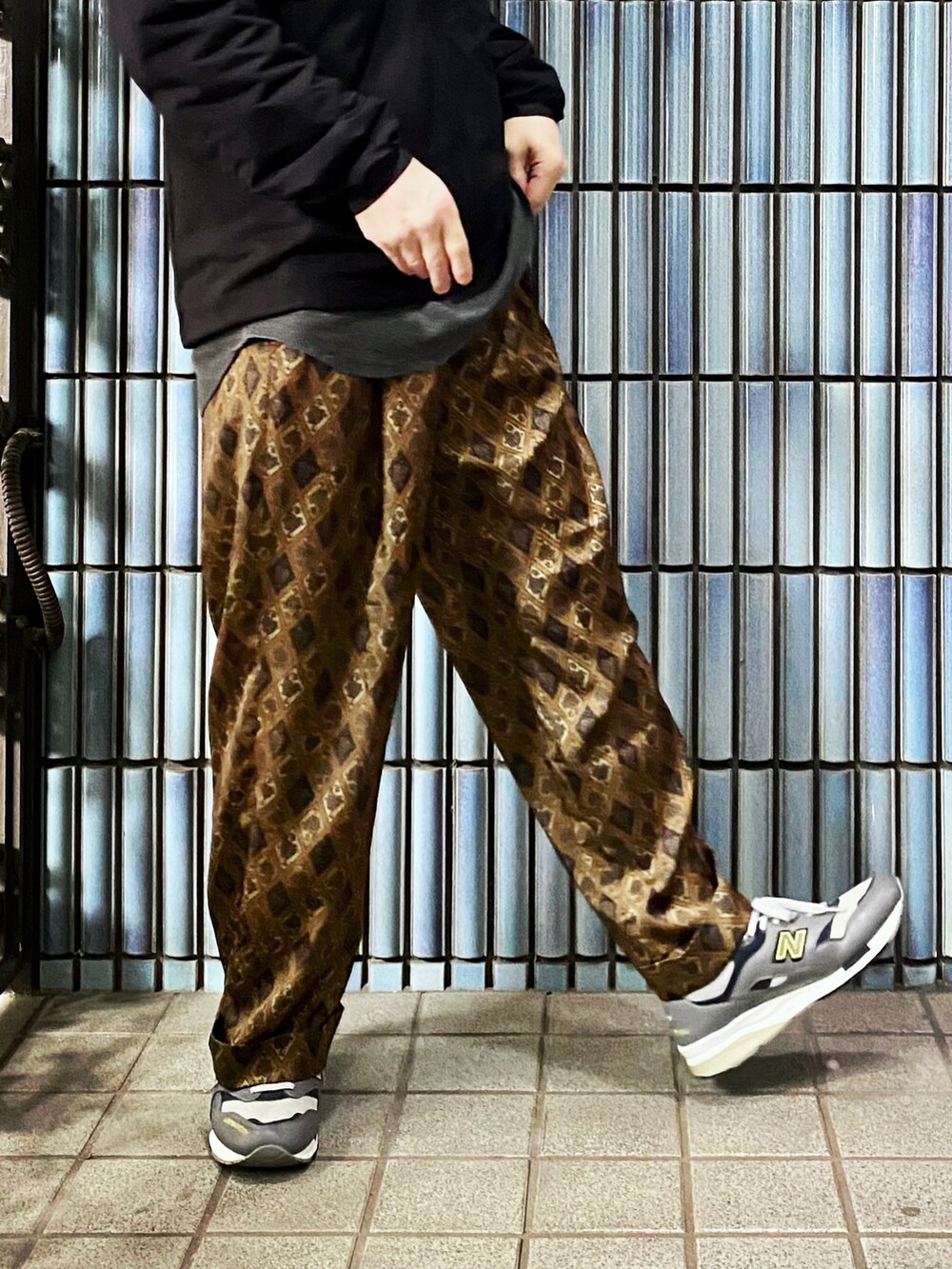 「アークテリクス、ARC'TERYX、atom lt hoody、クリスマスに着たい服、Junred、柄パンツ、アウトドアスタイル、アウトドアコーデ、オトナカジュアル、インナーダウン、キャンプスタイル、MONO-MART、New Balance、ダウンジャケット、ナイロンジャケット」｜「ARC'TERYXの【国内流通限定】ARC'TERYX / ATOM LT HOODY 24K BLACK（ダウンジャケット/コート、ブラック系）」を使った、KEITA(ΦωΦ)さん（メンズ・182cm）の冬コーディネートの3枚目の写真