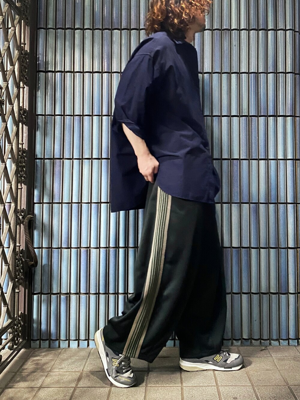 「ニードルス、ニードルズ、NEEDLES、needles トラックパンツ、Nepenthes、ネペンテス、トラックパンツ、ラインパンツ、ヒザデルパンツ、ヒザデルトラック、ジャージ、ジャージーパンツ、スウェット、スウェットパンツ、スポーツミックス」｜「UNIQLOのエクストラファインコットンオーバーサイズロングシャツ（長袖）（シャツ/ブラウス、ブルー系）」を使った、KEITA(ΦωΦ)さん（メンズ・182cm）の春コーディネートの4枚目の写真