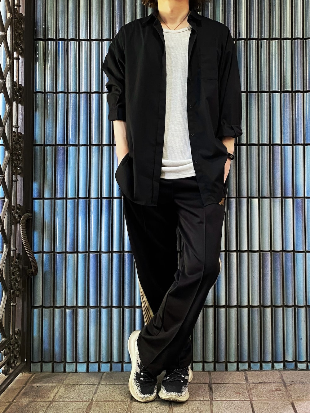 「+J、UNIQLO、UNIQLOコーデ、UNIQLO+J、黒シャツ、NEEDLES、needles トラックパンツ、トラックパンツ、ラインパンツ、スポーツミックス、オールブラック、MONO-MART、ニードルス、ニードルストラックパンツ、ニードルズ」｜「UNIQLOのスーピマコットン オーバーサイズシャツ(長袖)（シャツ/ブラウス、ブラック系）」を使った、KEITA(ΦωΦ)さん（メンズ・182cm）の春コーディネートの4枚目の写真