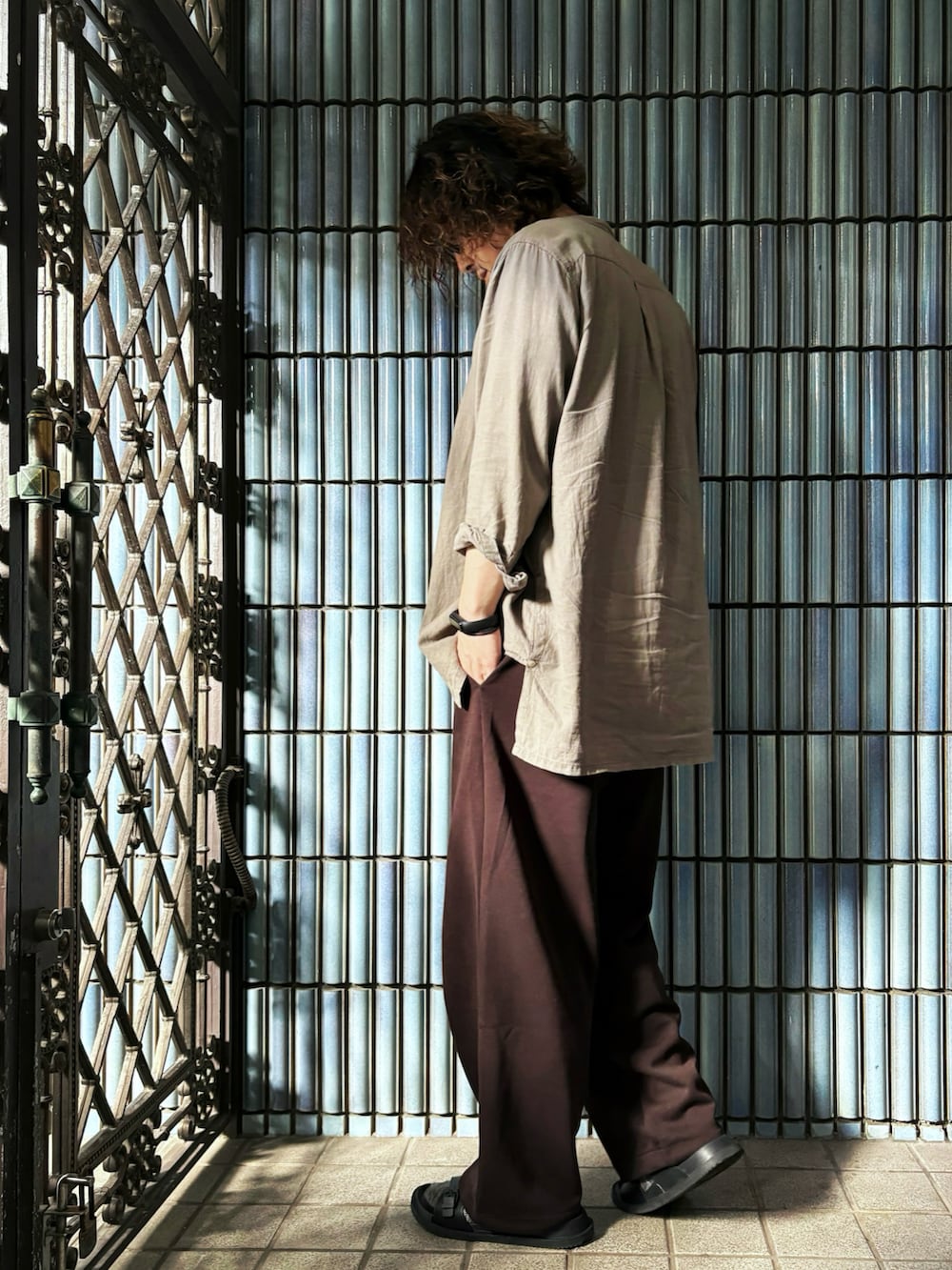「古着MIX、日常に魔法を、ベージュコーデ、ブラウンコーデ、UNIQLOC、ユニクロC、ワイドパンツ、スウェットワイドパンツ、リネンシャツ、ワイドスラックス、レイジブルー、レイジブルー(RAGEBLUE)、RAGEBLUE、秋コーデ、秋服準備はじめました」|「RAGEBLUEのリネン混ロングシャツ/876019(シャツ/ブラウス、グリーン系)」を使った、KEITA(ΦωΦ)さん(メンズ・182cm)の秋コーディネートの4枚目の写真