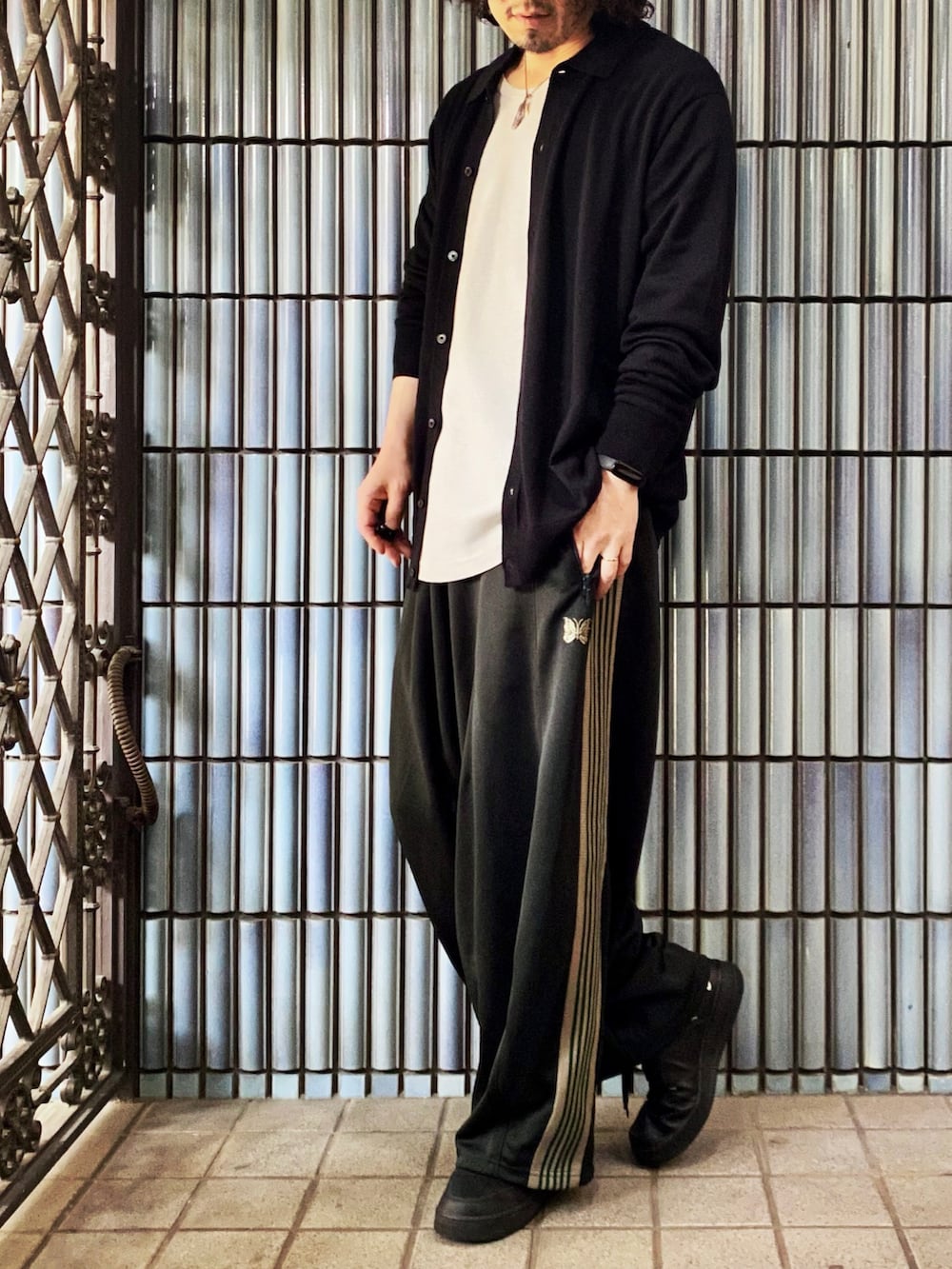 「春服デビュー宣言、ニードルス、ニードルズ、トラックパンツ、NEEDLES、needles トラックパンツ、Needles ニードルズ、ラインパンツ、trackpants、エクストラファインメリノ、ヒザデルパンツ、ヒザデルトラック、エアフォースワン、エアフォース1、ジャージーパンツ」｜「UNIQLOのエクストラファインメリノシャツカーディガン(長袖)（カーディガン/ボレロ、ブラック系）」を使った、KEITA(ΦωΦ)さん（メンズ・182cm）の春コーディネートの2枚目の写真