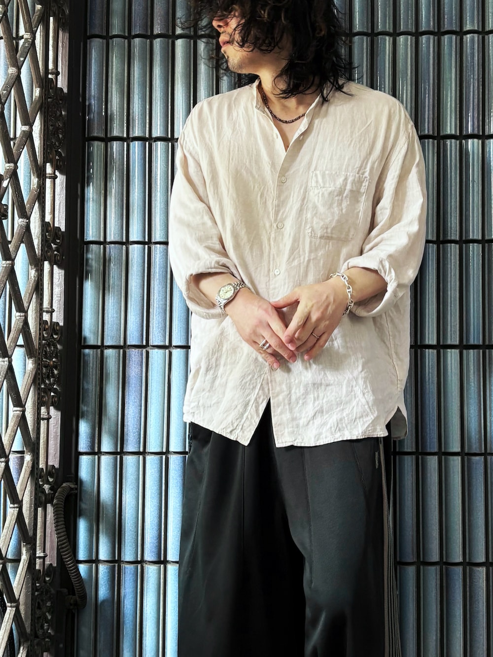 ブラック系のサンダル、ベージュ系のシャツ/ブラウス、グリーン系のその他パンツを着用したメンズの秋コーディネートの2枚目の写真