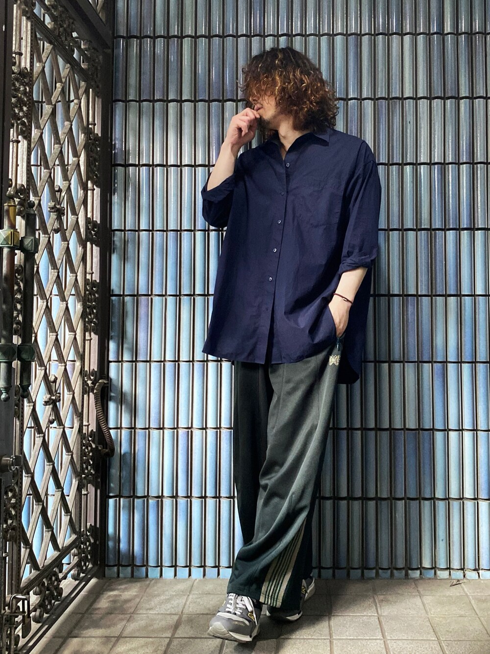 「ニードルス、ニードルズ、NEEDLES、needles トラックパンツ、Nepenthes、ネペンテス、トラックパンツ、ラインパンツ、ヒザデルパンツ、ヒザデルトラック、ジャージ、ジャージーパンツ、スウェット、スウェットパンツ、スポーツミックス」｜「UNIQLOのエクストラファインコットンオーバーサイズロングシャツ（長袖）（シャツ/ブラウス、ブルー系）」を使った、KEITA(ΦωΦ)さん（メンズ・182cm）の春コーディネートの2枚目の写真