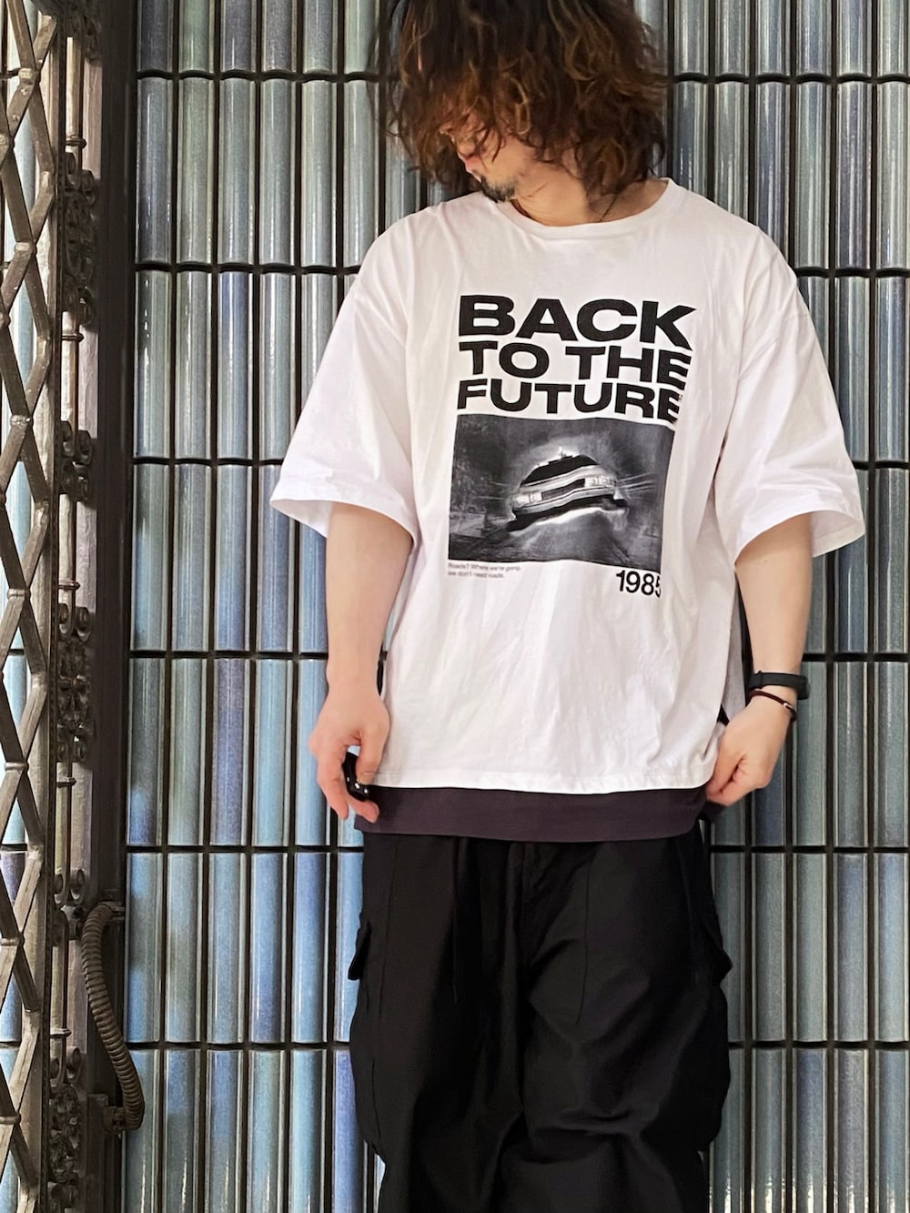 「グラニフ、graniph、バックトゥザフューチャー、back to the future、NEEDLES、ニードルス、ニードルズ、ヒザデルパンツ、カーゴパンツ、カーゴパンツコーデ、ワイドカーゴパンツ、赤スニーカー、バンドT、プリントT、オーバーサイズＴ」｜「Design Tshirts Store graniphのアイテム（Tシャツ/カットソー、ホワイト系）」を使った、KEITA(ΦωΦ)さん（メンズ・182cm）の夏コーディネートの2枚目の写真