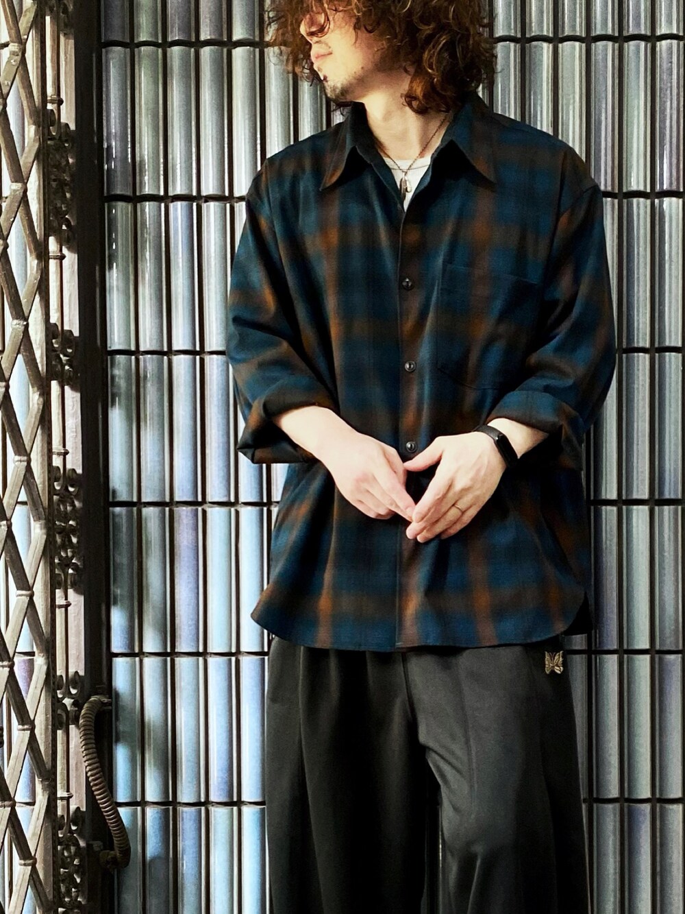 「NEEDLES、needles トラックパンツ、ニードルス、ニードルズ、トラックパンツ、ラインパンツ、ヒザデルパンツ、ヒザデルトラック、ユニクロU、UNIQLO U、いまどきジャケット写真、ユニクロユー、グリーン、グリーンコーデ、カーキパンツ」｜「UNIQLOのヘビーフランネルオーバーサイズシャツ(長袖)（シャツ/ブラウス、ブルー系）」を使った、KEITA(ΦωΦ)さん（メンズ・182cm）の春コーディネートの2枚目の写真