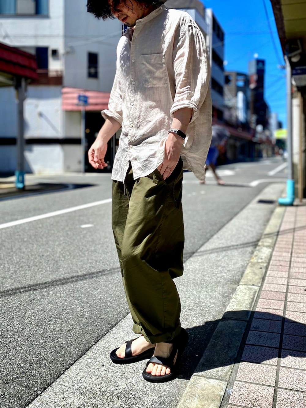 「プレミアムリネンシャツ、リネンシャツ、ユニクロ、スタンドカラー、スタンドカラーシャツ、ラウンドパンツ、カーゴパンツ、teva、スポーツサンダル、ミリタリーパンツ、ミリタリーコーデ、Johnbull Private labo、johnbull、ジョンブル、ジョンブル プライベート ラボ(Johnbull Private labo)」|「UNIQLOのプレミアムリネンスタンドカラーシャツ(長袖)(シャツ/ブラウス、ベージュ系)」を使った、KEITA(ΦωΦ)さん(メンズ・182cm)の夏コーディネートの2枚目の写真