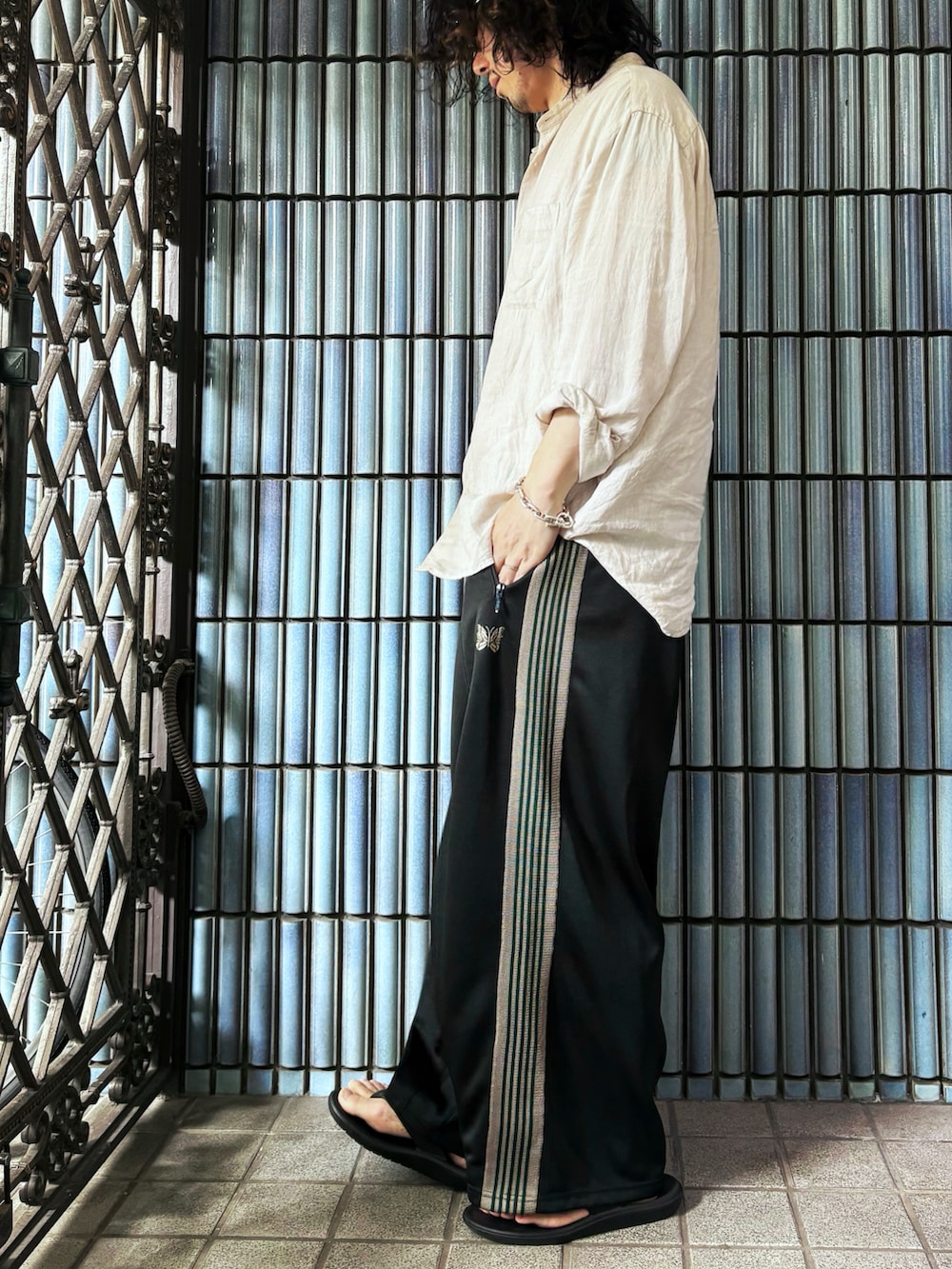 ブラック系のサンダル、ベージュ系のシャツ/ブラウス、グリーン系のその他パンツを着用したメンズの秋コーディネートの4枚目の写真