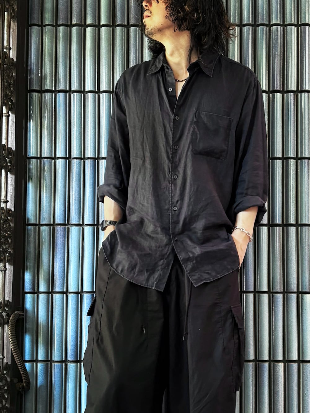 ブラック系のシャツ/ブラウス、ブラック系のサンダル、ブラック系のカーゴパンツを着用したメンズの秋コーディネートの2枚目の写真