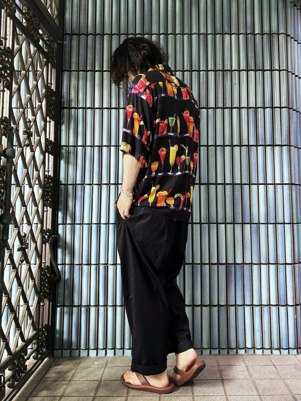 ブラック系のその他パンツ、ブラウン系のサンダル、その他のシャツ/ブラウスを着用したメンズの夏コーディネートの4枚目の写真