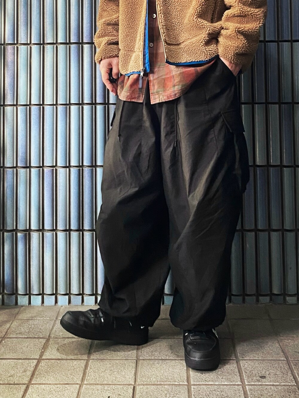 「パタゴニア、パタゴニアレトロX、patagonia、patagoniaのフリース、Patagoniaレトロx、レトロX、retro X、NEEDLES、ニードルス、ニードルズ、ヒザデルパンツ、カーゴパンツ、カーゴパンツコーデ、チェックシャツ、柄シャツ」｜「patagoniaのメンズ・クラシック・レトロX・ジャケット（ブルゾン、ゴールド系）」を使った、KEITA(ΦωΦ)さん（メンズ・182cm）の冬コーディネートの3枚目の写真