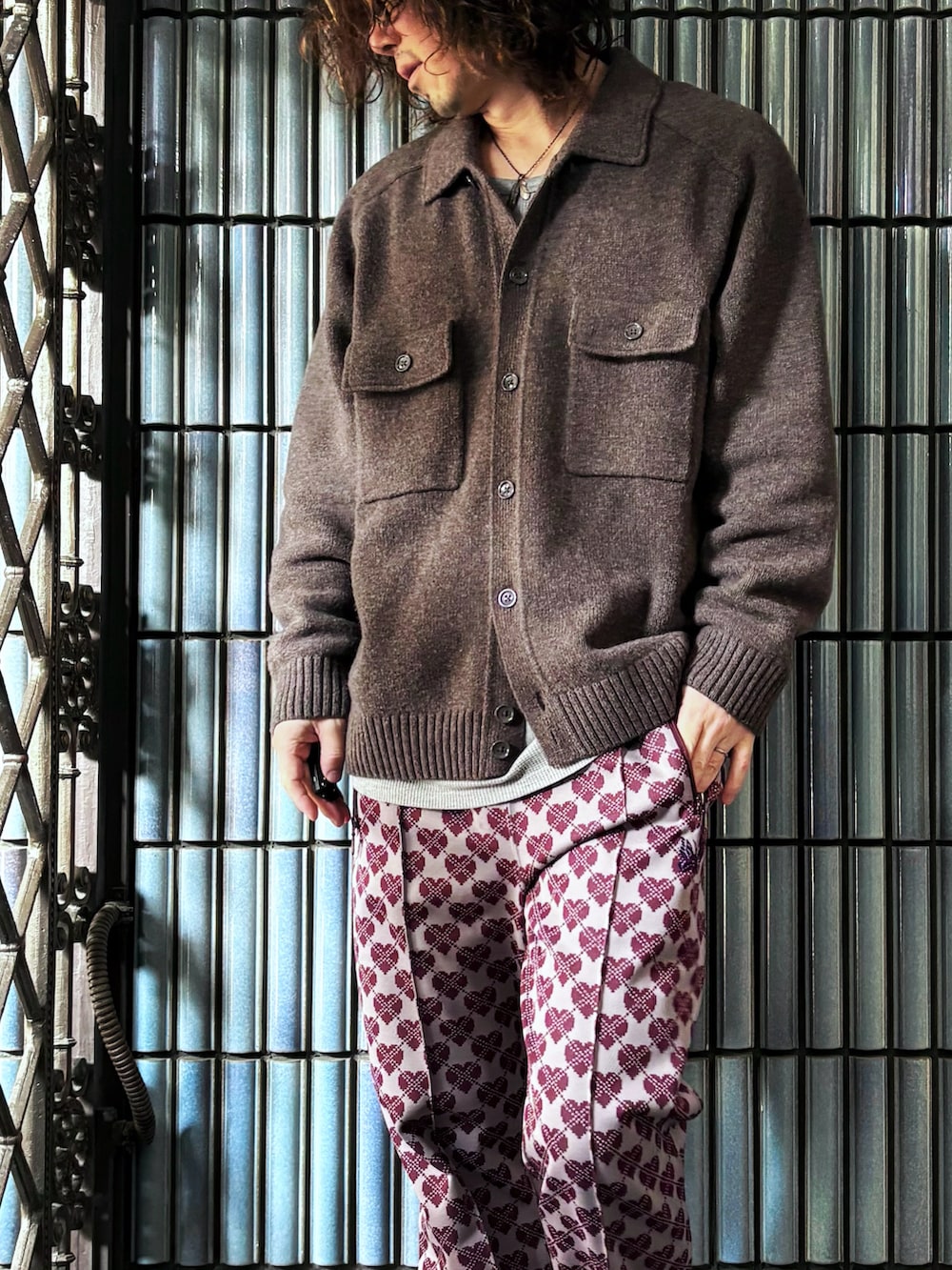 「今日のコーデ、ロンT、プチプラ、トラックジャケット、柄パンツ、ニードルス、ニードルズ、トラックパンツ、NEEDLES、needles トラックパンツ、ブラウン、ブラウンコーデ、ユニクロユー、ユニクロU、UNIQLO U」|「UNIQLOのラムニットジャケット(ニット/セーター、ブラウン系)」を使った、KEITA(ΦωΦ)さん(メンズ・182cm)の春コーディネートの2枚目の写真