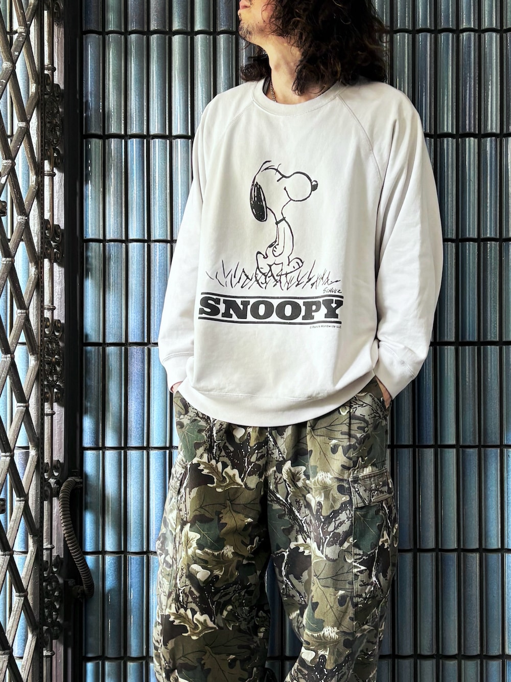 「最近のいい感じコーデ、大人カジュアル、古着MIX、ＳＮＯＯＰＹ、スヌーピー、スヌーピーT、カーゴパンツ、カーゴパンツコーデ、カモフラパンツ、迷彩パンツ、スウェット、スウェットコーデ、ヴィンテージスウェット、ピーナッツ、ピーナッツ(PEANUTS)」｜「UNIQLOのアイテム（スウェット、グレー系）」を使った、KEITA(ΦωΦ)さん（メンズ・182cm）の春コーディネートの2枚目の写真