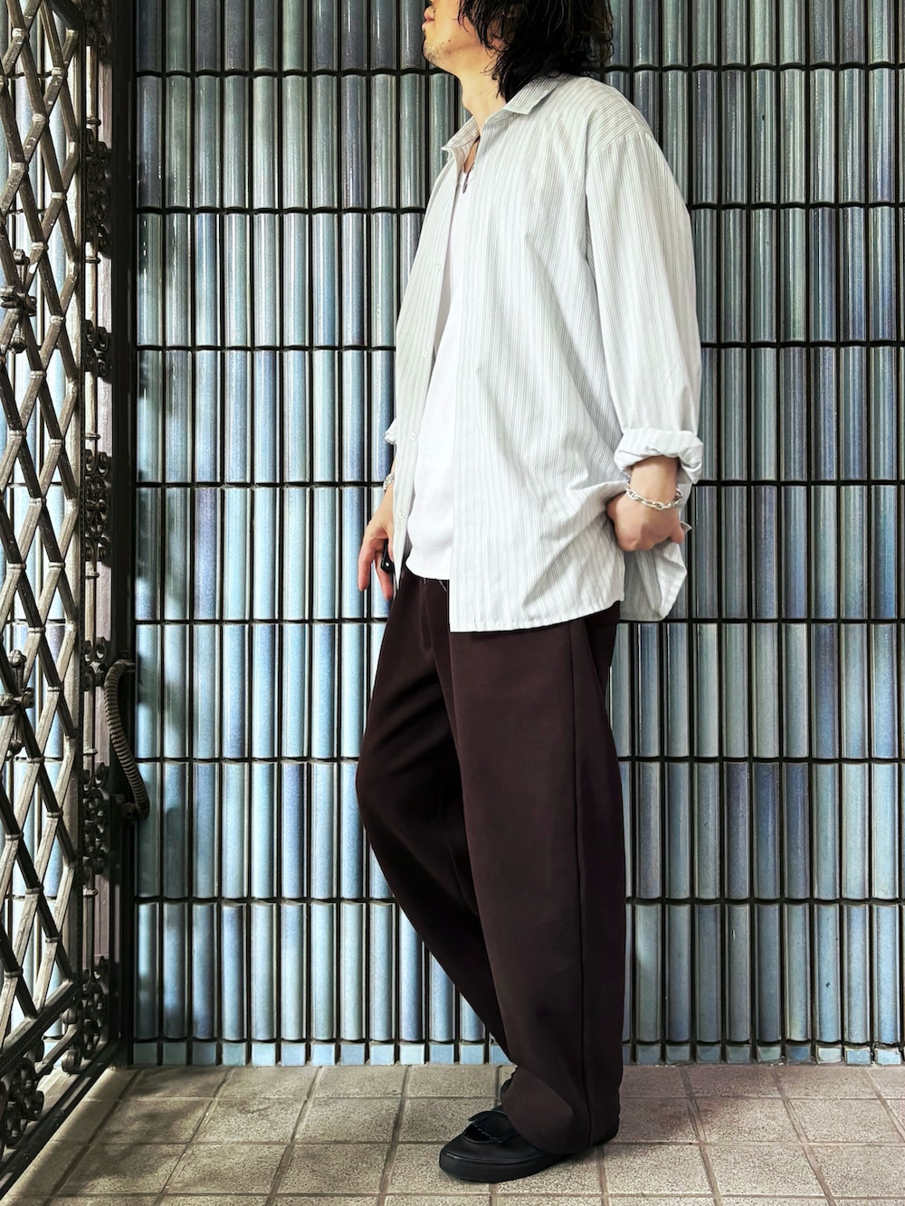 「白シャツ、柄シャツ、シャツスタイル、ワイドパンツ、CTHY、UNIQLOC、ユニクロシー、ユニクロC、スウェットワイドパンツ、ストライプシャツ、きれいめカジュアル、大人カジュアル、ブラウンパンツ、スウェットパンツ、スウェット」｜「CTHYのマルチストライプ比翼オーバーサイズシャツ（シャツ/ブラウス、グレー系）」を使った、KEITA(ΦωΦ)さん（メンズ・182cm）の春コーディネートの4枚目の写真