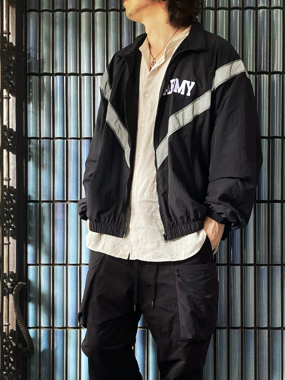 「シャツスタイル、秋服準備はじめました、IPFU、IPFUジャケット、army、トレーニングジャケット、カーゴパンツ、カーゴパンツコーデ、NULLTOKYO、BEAMS、モード、モードカジュアル、モノトーン、テックウェア、ミリタリージャケット」|「SEA BEESのUS ARMY IPFU JACKET(ミリタリージャケット、ブラック系)」を使った、KEITA(ΦωΦ)さん(メンズ・182cm)の秋コーディネートの2枚目の写真
