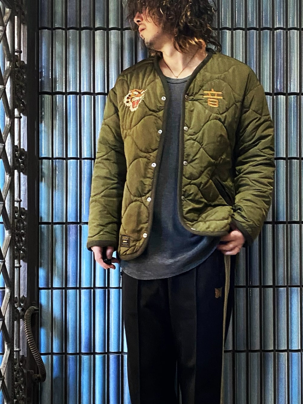 「glamb、NEEDLES、needles トラックパンツ、ニードルス、ニードルズ、トラックパンツ、ラインパンツ、ベトジャン、スカジャン、ニードルストラックパンツ、ミリタリージャケット、ミリタリーコーデ、ライナージャケット、ライナーコート、ミリタリーコート」｜「glambのアイテム（ミリタリージャケット、グリーン系）」を使った、KEITA(ΦωΦ)さん（メンズ・182cm）の冬コーディネートの2枚目の写真