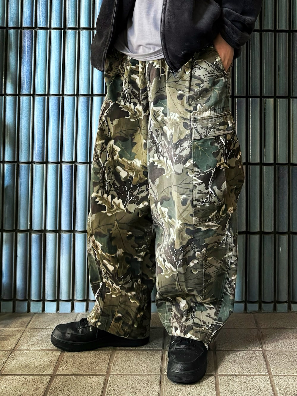 「日常に魔法を、trial、カーゴパンツ、カーゴパンツコーデ、カモフラパンツ、カモフラ、フリース、フリースジャケット、ミリタリー、ミリタリージャケット、ミリタリーコーデ、ミリタリーパンツ、Roshell、FREAK’Ｓ STORE、フリークスストア」｜「FREAK'S STOREのFREAK’S STORE/フリークスストア バルーンシルエット カーゴパンツ/ワイドパンツ/ビックシルエット/6ポケットパンツ/カーゴポケット（カーゴパンツ、グリーン系）」を使った、KEITA(ΦωΦ)さん（メンズ・182cm）の秋コーディネートの3枚目の写真