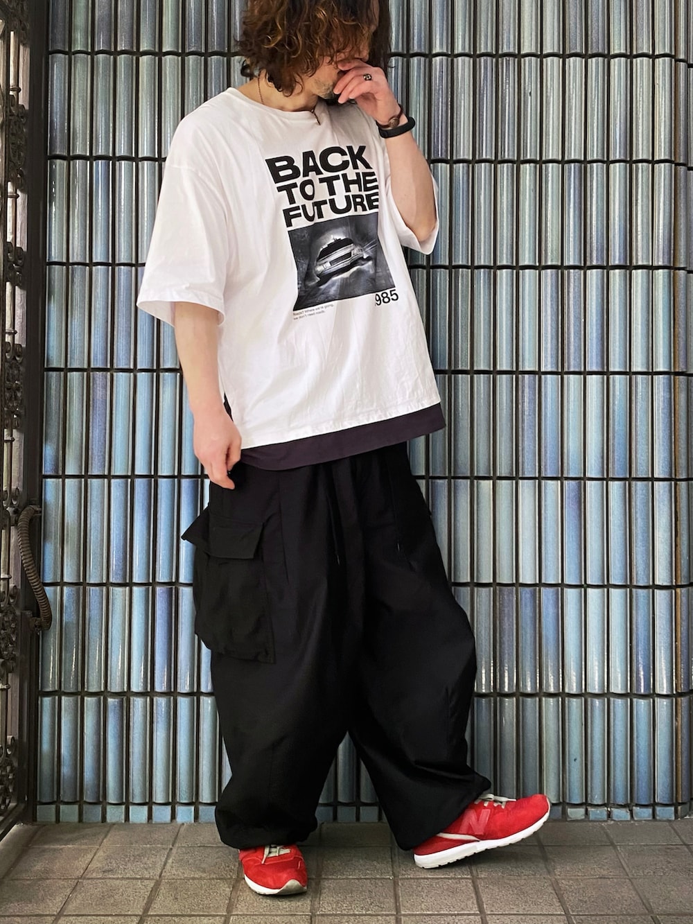 「グラニフ、graniph、バックトゥザフューチャー、back to the future、NEEDLES、ニードルス、ニードルズ、ヒザデルパンツ、カーゴパンツ、カーゴパンツコーデ、ワイドカーゴパンツ、赤スニーカー、バンドT、プリントT、オーバーサイズＴ」｜「Design Tshirts Store graniphのアイテム（Tシャツ/カットソー、ホワイト系）」を使った、KEITA(ΦωΦ)さん（メンズ・182cm）の夏コーディネートの4枚目の写真
