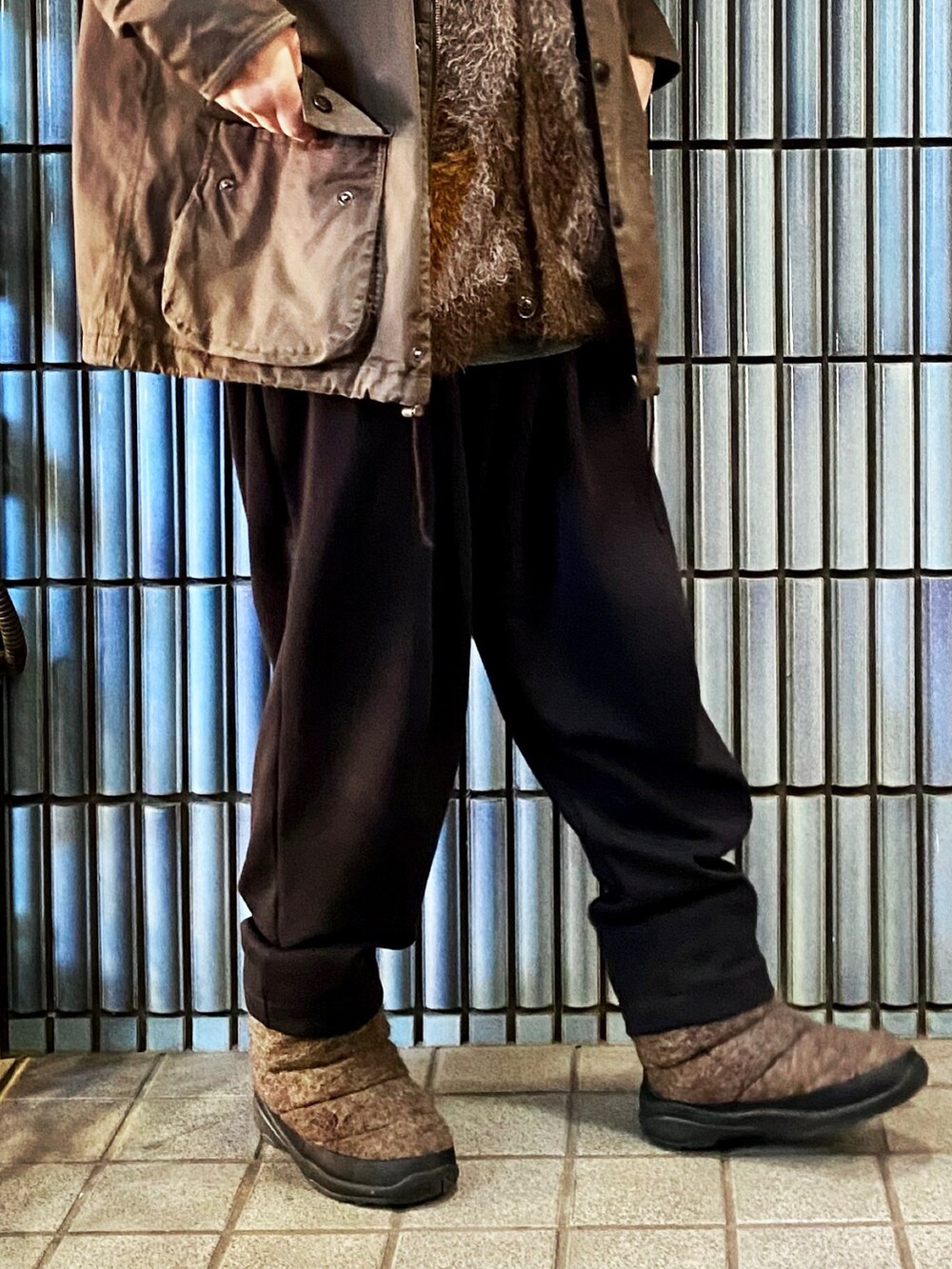 「バブアー、barbour、NUMBER (N)INE、ナンバーナイン(NUMBER (N)INE)、ナンバーナイン、アーガイル柄、アーガイルニット、アーガイルカーディガン、スウェットギャザーパンツ、ビューフォート、ビデイル、ハンティングジャケット、クラシカル、英国トラッド、柄ニット」｜「Barbourのアイテム（ステンカラーコート、ブラウン系）」を使った、KEITA(ΦωΦ)さん（メンズ・182cm）の冬コーディネートの3枚目の写真