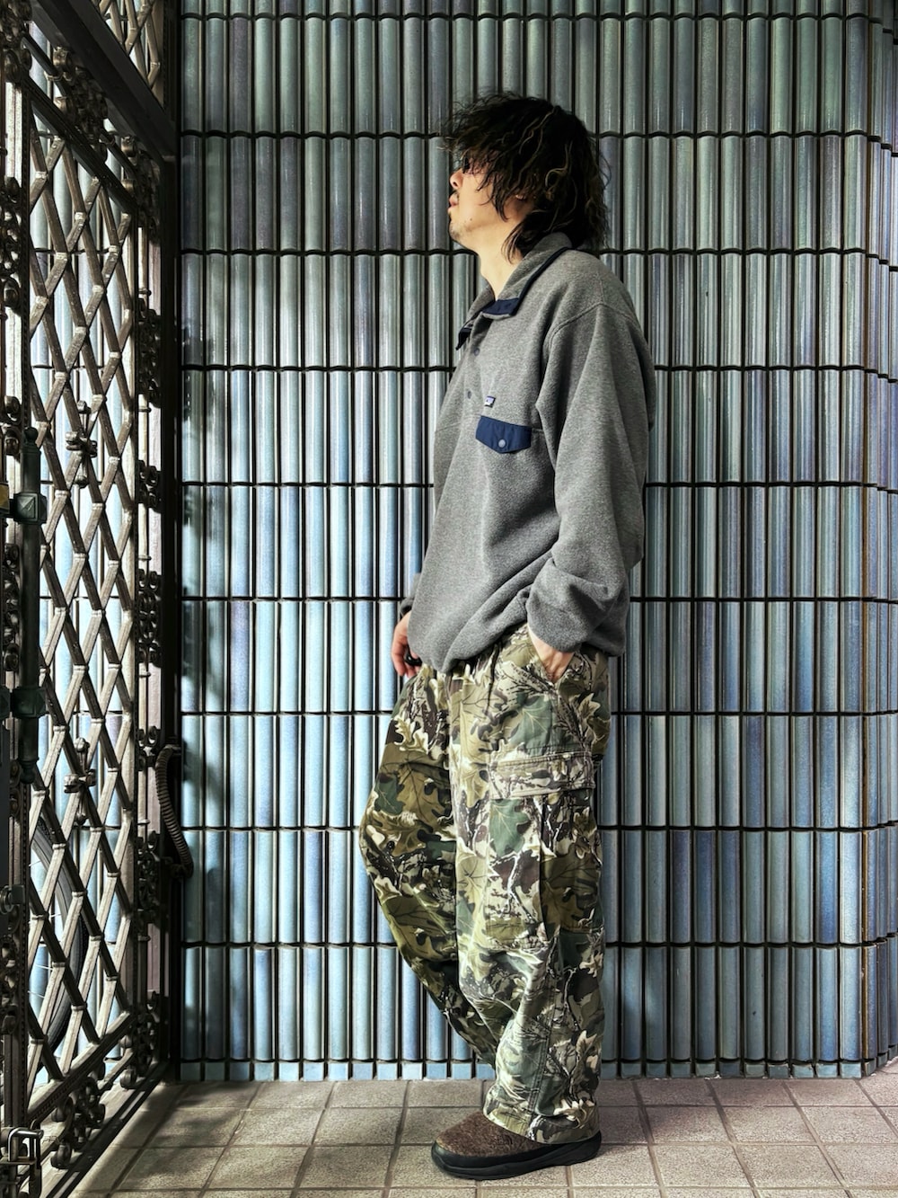 グレー系のニット/セーター、グリーン系のカーゴパンツ、ブラウン系のブーツを着用したメンズの冬コーディネートの4枚目の写真