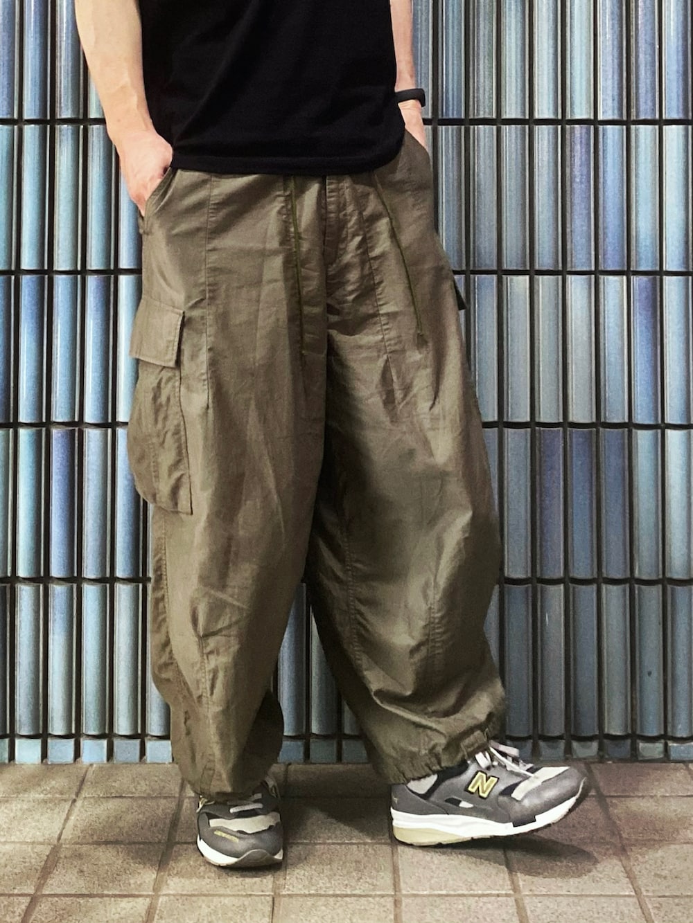 「United Athle、ユナイテッドアスレ、NEEDLES、ニードルズ、ニードルス、カーゴパンツ、カーゴパンツコーデ、ヘンリーネック、ヘンリーネックTシャツ、ヒザデルパンツ、ミリタリーパンツ、秋服まるっと大公開、New Balance、アメカジ、アメカジコーデ」|「United Athleの【 United Athle / ユナイテッドアスレ 】 5.6オンス ヘンリーネック Tシャツ / 大きめ(Tシャツ/カットソー、ブラック系)」を使った、KEITA(ΦωΦ)さん(メンズ・182cm)の秋コーディネートの3枚目の写真