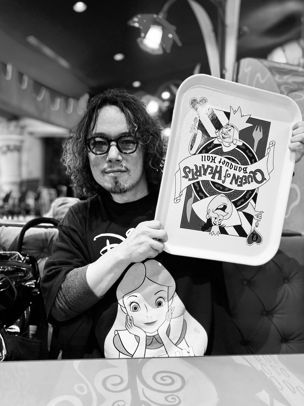 「disney、Disneyland、ディズニーコーデ、ディズニー、ディズニーランド、アリス、アリスインワンダーランド、ニードルズ、ニードルス、ヒザデルパンツ、NEEDLES、カーゴパンツ、カーゴパンツコーデ、Alice in wonderland、エアフォースワン」｜「Disneyのアイテム（Tシャツ/カットソー、ブラック系）」を使った、KEITA(ΦωΦ)さん（メンズ・182cm）の春コーディネートの2枚目の写真