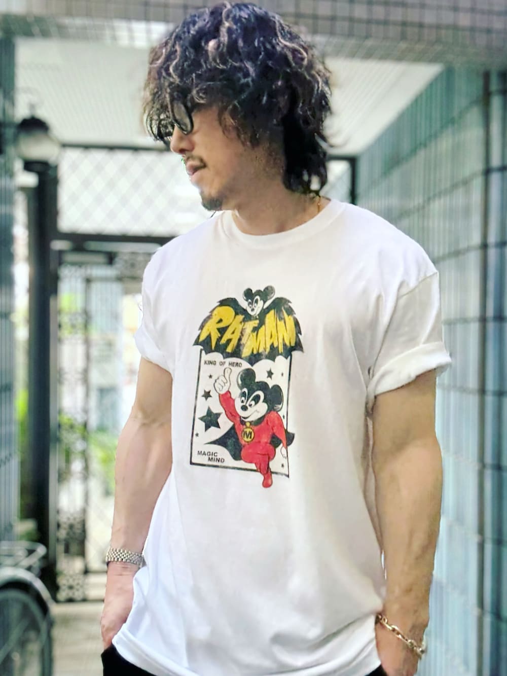 ブラック系のサンダル、ホワイト系のTシャツ/カットソー、ブラウン系のスウェットパンツを着用したメンズの夏コーディネートの4枚目の写真