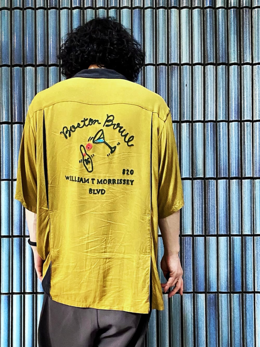 イエロー系のシャツ/ブラウス、グレー系のその他パンツ、ブラック系のサンダルを着用したメンズの夏コーディネートの2枚目の写真