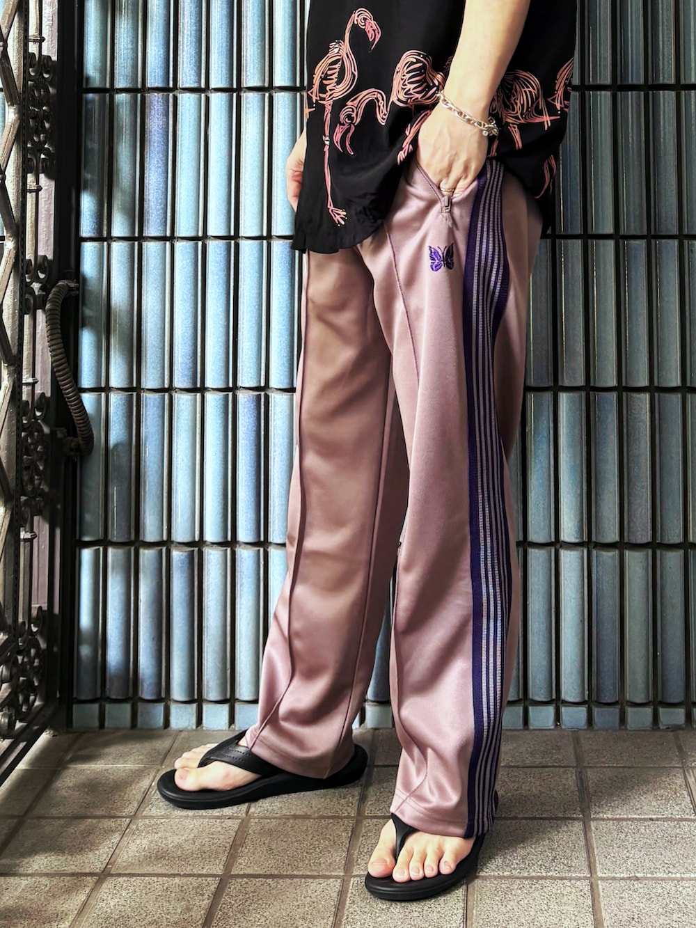 ブラック系のサンダル、ブラック系のシャツ/ブラウス、ベージュ系のその他パンツを着用したメンズの秋コーディネートの3枚目の写真