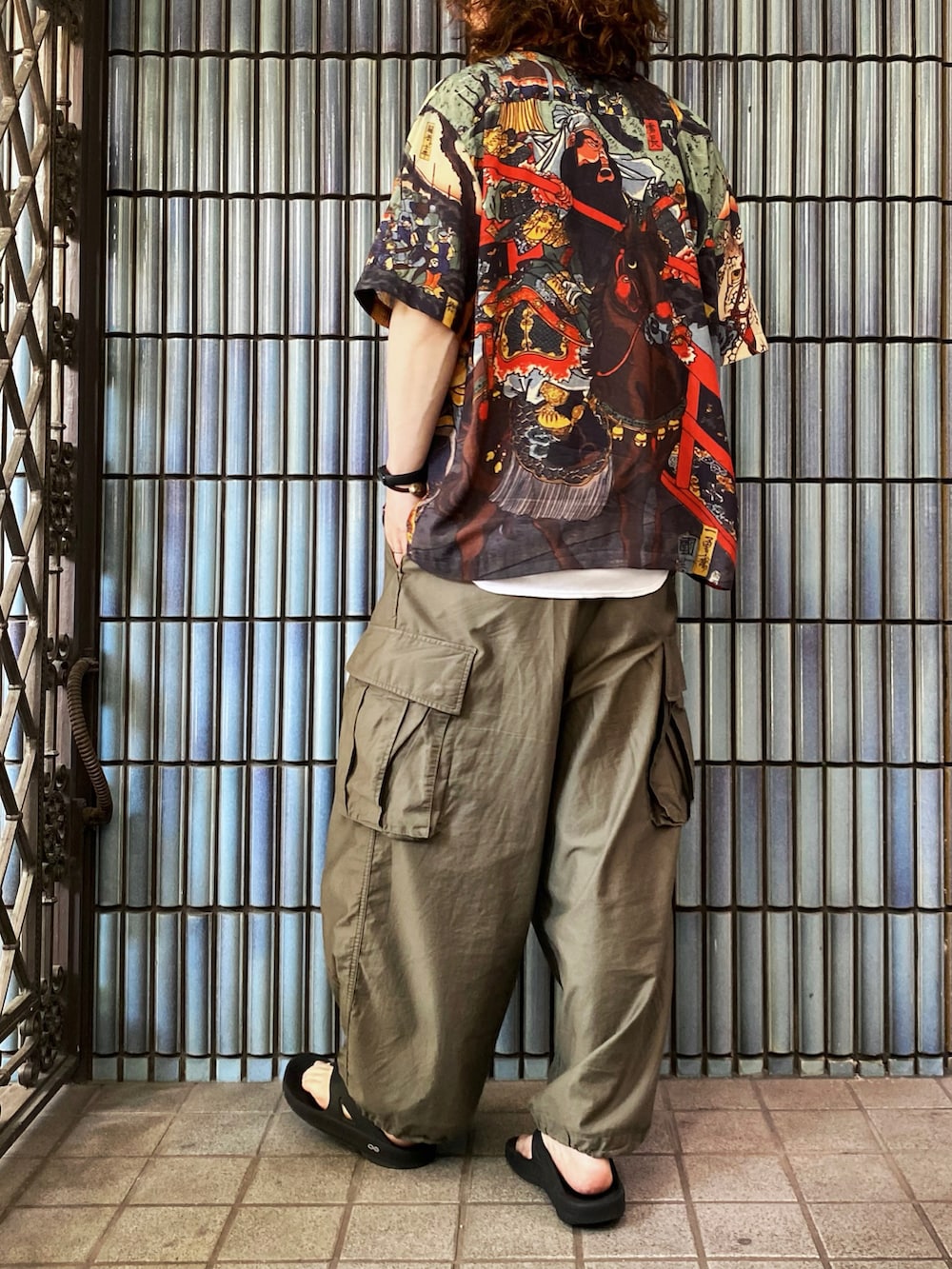 「CHANGE WELL、アロハシャツ、アロハシャツコーデ、NEEDLES、ニードルス、ニードルズ、ヒザデルパンツ、カーゴパンツ、カーゴパンツコーデ、柄シャツ、ガラシャツ、オープンカラーシャツ、oofos、ウーフォス、ワイドカーゴパンツ」｜「CHANGE WELLのアイテム（シャツ/ブラウス、その他）」を使った、KEITA(ΦωΦ)さん（メンズ・182cm）の夏コーディネートの4枚目の写真