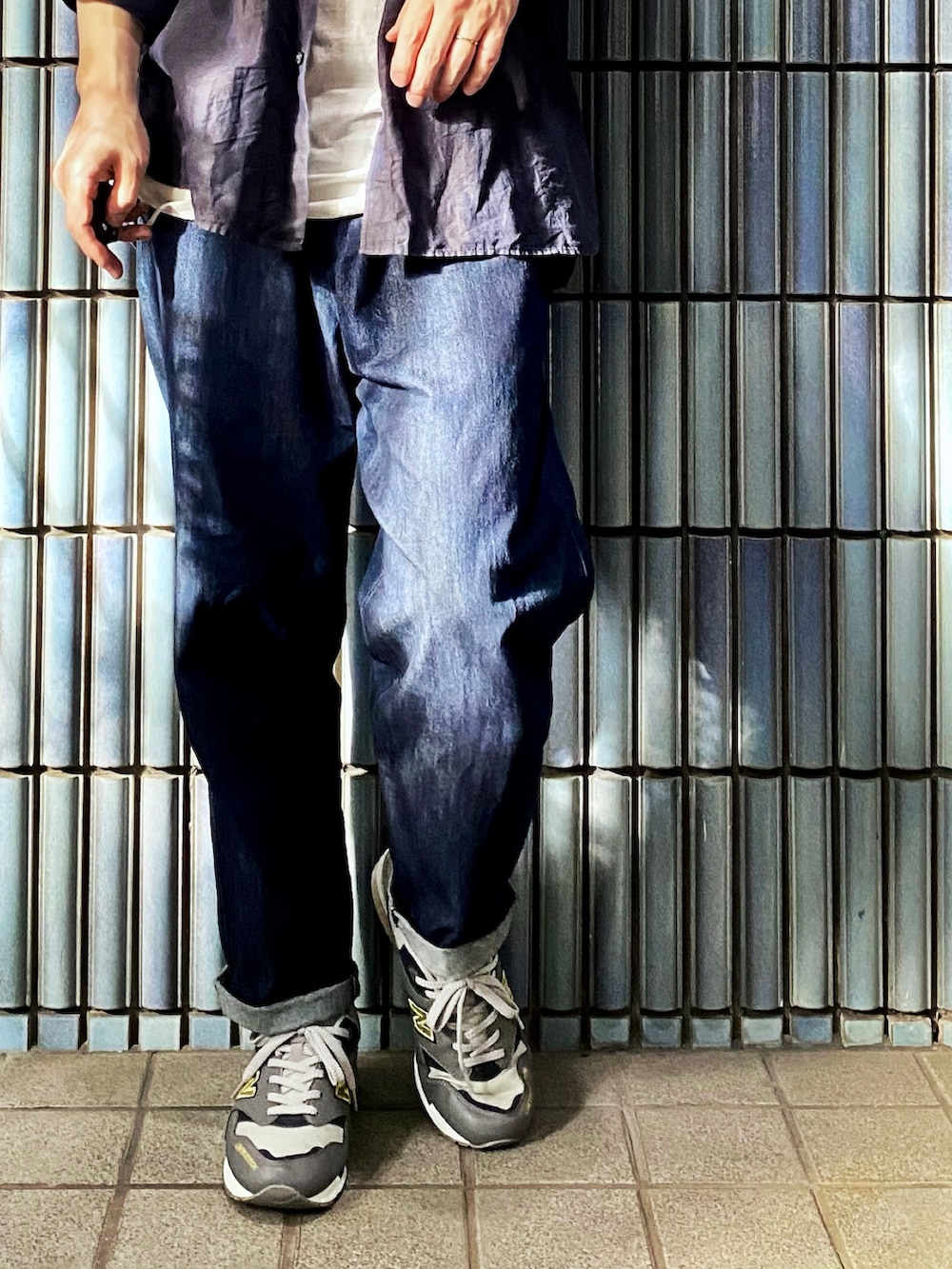 ブルー系のシャツ/ブラウス、ホワイト系のタンクトップ、ブルー系のデニムパンツを着用したメンズの秋コーディネートの3枚目の写真