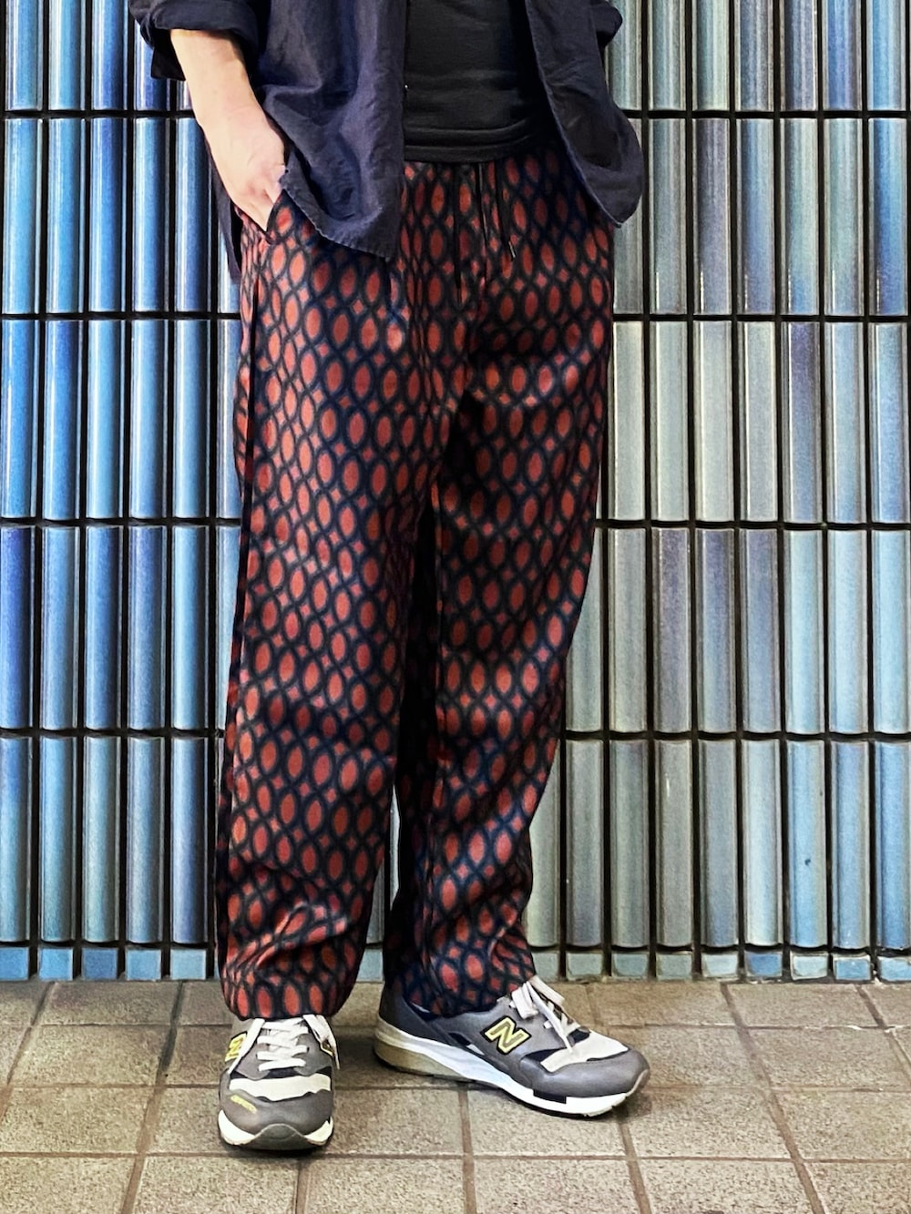 「ファッションを楽しもう、柄パンツ、プリントパンツ、ナノユニバース、nano・universe、ネイビー、ネイビーコーデ、シェフパンツ、ワイドパンツ、ニューバランス996、996、スタンドカラー、スタンドカラーシャツ、バンドカラーシャツ、リネンシャツ」|「UNIQLOのリネンコットンスタンドカラーシャツ(長袖)(シャツ/ブラウス、ブルー系)」を使った、KEITA(ΦωΦ)さん(メンズ・182cm)の秋コーディネートの3枚目の写真