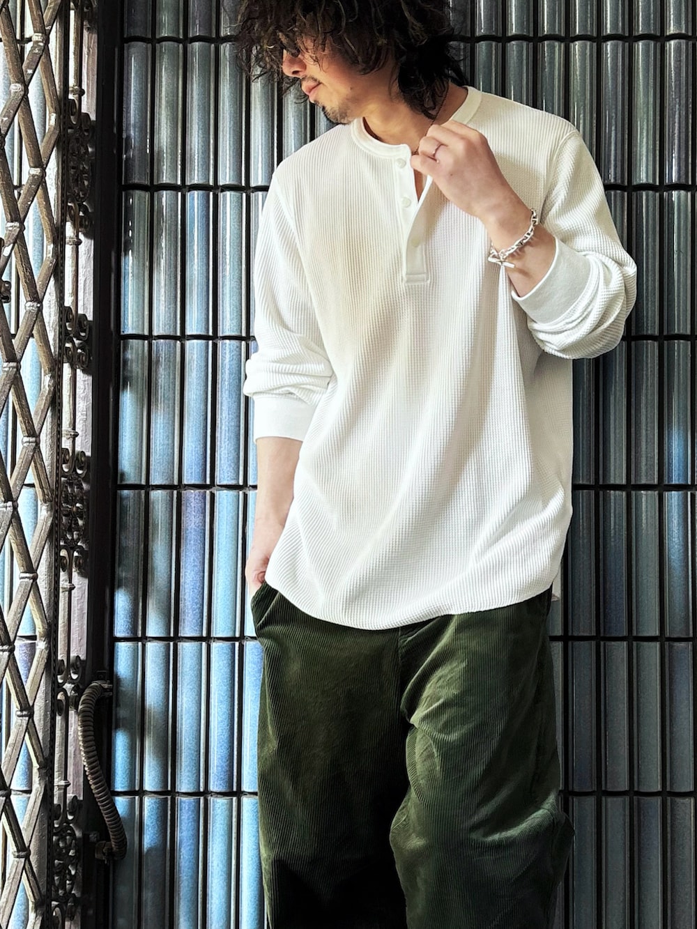 グレー系のスニーカー、ホワイト系のTシャツ/カットソー、グリーン系のその他パンツを着用したメンズの春コーディネートの2枚目の写真