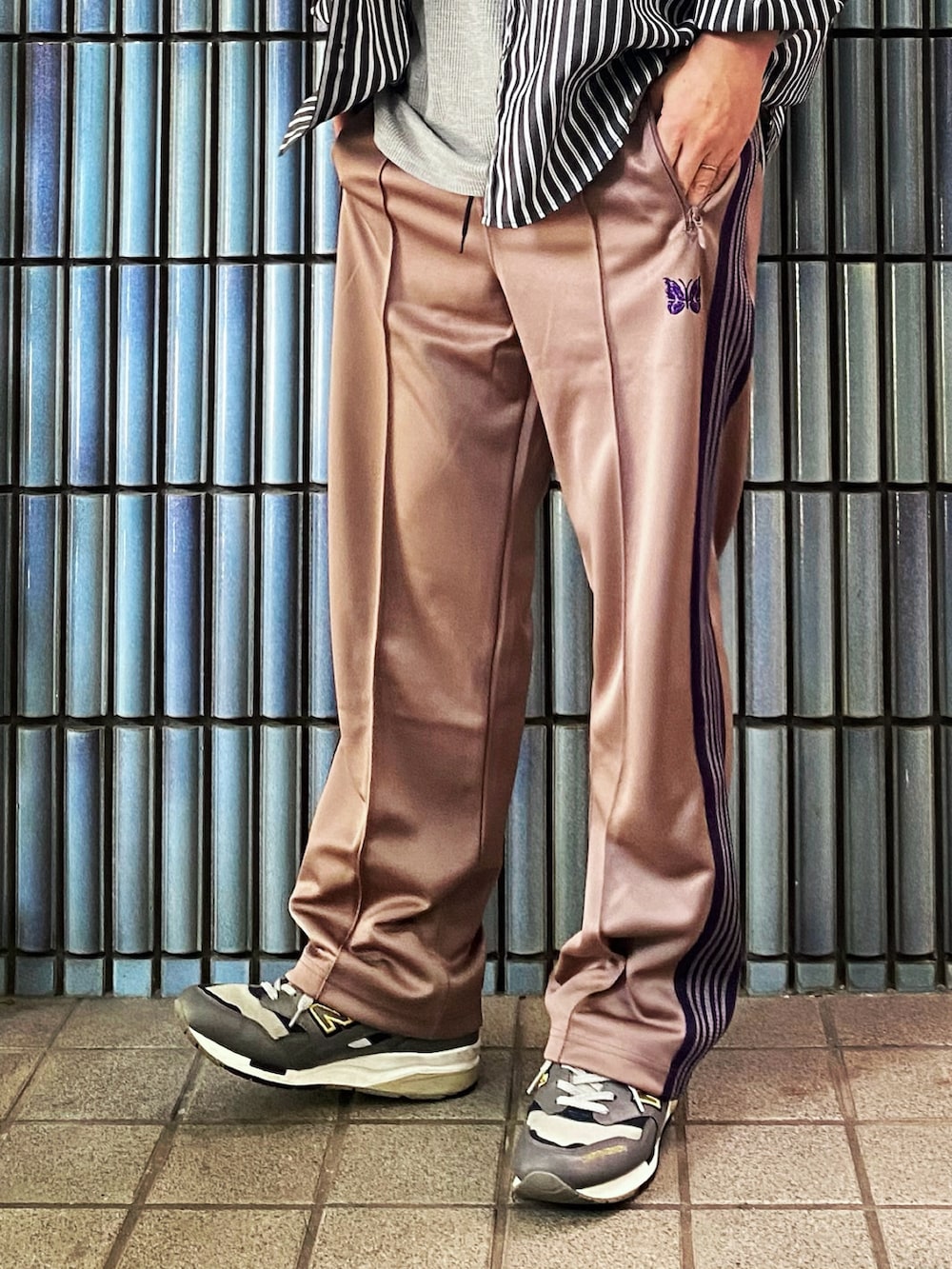 「ストライプシャツ、トラックパンツ、ラインパンツ、NULLTOKYO、NEEDLES、needles トラックパンツ、ニードルス、ニードルストラックパンツ、ニードルズ、スポーツミックス、柄シャツ、MONO-MART、モノマート、シャツスタイル、シャツコーデ」｜「NULLの【NULL】ストライプ＆無地 長袖シャツ（シャツ/ブラウス、ブラック系）」を使った、KEITA(ΦωΦ)さん（メンズ・182cm）の春コーディネートの3枚目の写真