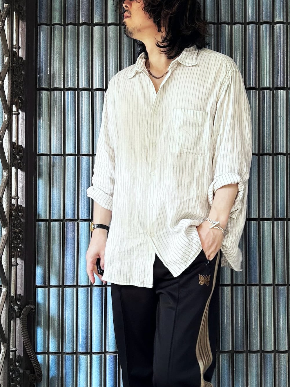 ブラック系のサンダル、ホワイト系のシャツ/ブラウス、ブラック系のその他パンツを着用したメンズの夏コーディネートの2枚目の写真