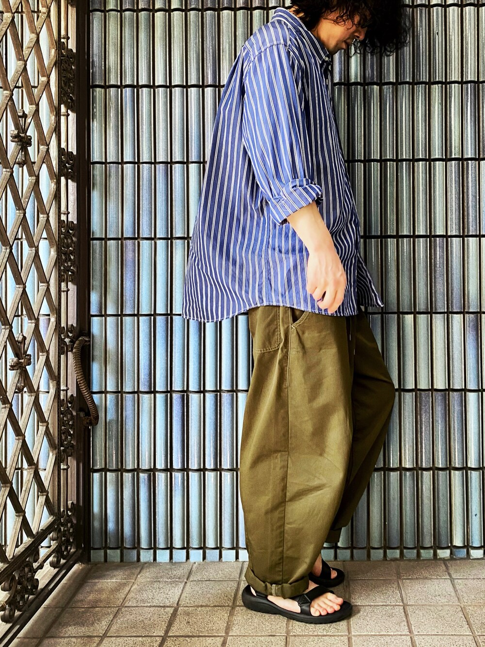 「真夏のアクティブスタイル、ストライプシャツ、ラウンドパンツ、ベイカーパンツ、カーゴパンツ、ミリタリーパンツ、オーバーサイズシャツ、teva、military、ミリタリーコーデ、シャツスタイル、ジョンブル、ジョンブル プライベート ラボ(Johnbull Private labo)、Johnbull Private labo、johnbull」|「UNIQLOのエクストラファインコットンブロードストライプシャツ(レギュラーカラー・長袖)(シャツ/ブラウス、ブルー系)」を使った、KEITA(ΦωΦ)さん(メンズ・182cm)の夏コーディネートの4枚目の写真