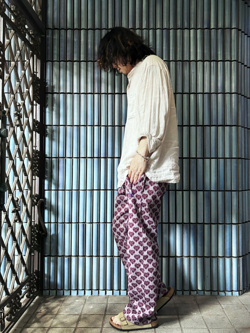 「夏ルックで気分アップ、サングラス、柄パンツ、ユニクロ、ユニクロコーデ、ニードルス、ニードルズ、ニードルストラックパンツ、NEEDLES、needles トラックパンツ、トラックパンツ、リネンシャツ、スタンドカラーシャツ、バンドカラーシャツ、Nepenthes」｜「BIRKENSTOCKのZurich Suede Soft Footbed 【レギュラー幅】 ユニセックス（サンダル、ベージュ系）」を使った、KEITA(ΦωΦ)さん（メンズ・182cm）の夏コーディネートの4枚目の写真