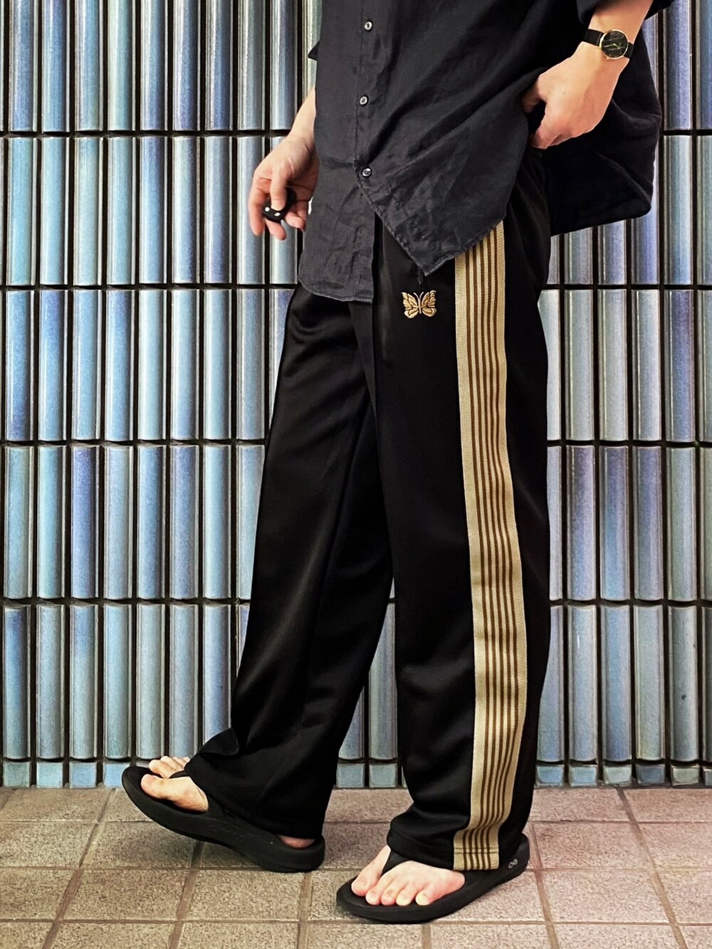 ブラック系のシャツ/ブラウス、ブラック系のその他パンツ、ブラック系のサンダルを着用したメンズの秋コーディネートの3枚目の写真