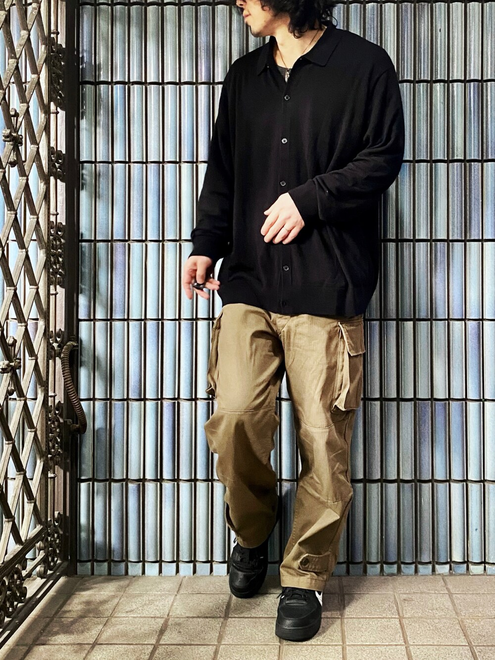 「春服デビュー宣言、WAIPER、WAIPER.inc、エクストラファインメリノ、エクストラファインメリノシャツカーディガン、m47、カーゴパンツ、カーゴパンツコーデ、エアフォースワン、エアフォース1、M51、M65、M-47、グリーン、ブラック×カーキ」｜「UNIQLOのエクストラファインメリノシャツカーディガン(長袖)（カーディガン/ボレロ、ブラック系）」を使った、KEITA(ΦωΦ)さん（メンズ・182cm）の春コーディネートの4枚目の写真