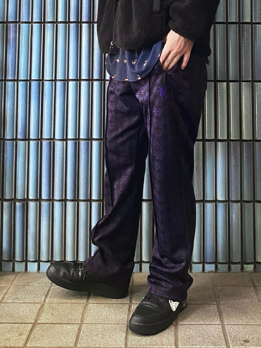 「ファッションを楽しもう、フリース、フリースジャケット、KEITA MARUYAMA、ケイタマルヤマ、ニードルス、ニードルズ、NEEDLES、needles トラックパンツ、トラックパンツ、柄パンツ、柄シャツ、紫パンツ、パープル、パープル×黒」|「KEITA MARUYAMAの【KEITA MARUYAMA】アソート柄シャツ(シャツ/ブラウス、ブルー系)」を使った、KEITA(ΦωΦ)さん(メンズ・182cm)の秋コーディネートの3枚目の写真